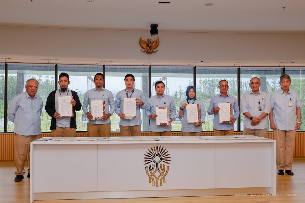 Kepala Otorita IKN Basuki Hadimuljono bersama para pejabat perbendaharaan Otorita IKN menandatangani pakta integritas sebagai komitmen mewujudkan pengelolaan keuangan negara yang akuntabel, transparan, dan bebas konflik kepentingan, seiring turunnya DIPA Otorita IKN Tahun Anggaran 2026 senilai Rp6 triliun, di Kantor Otorita IKN, Nusantara, Rabu (31/12/2025). / Humas Otoritas IKN
