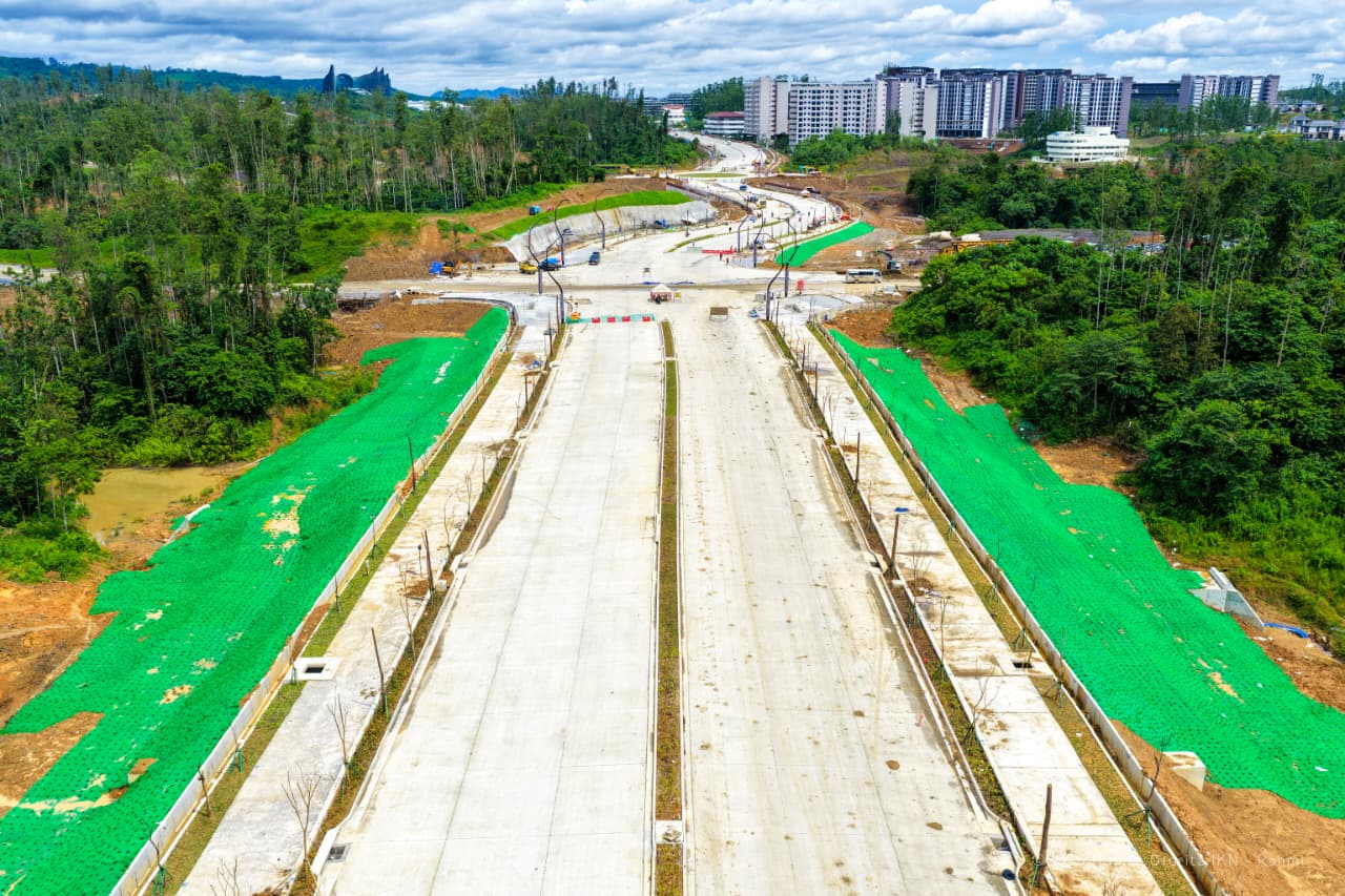 Pembangunan Jalan 1B-1C sudah 99% rampung yang akan memperkuat konektivitas antar kawasan strategis mulai dari rumah sakit, hunian vertikal, sekolah hingga financial center / Humas Otorita IKN