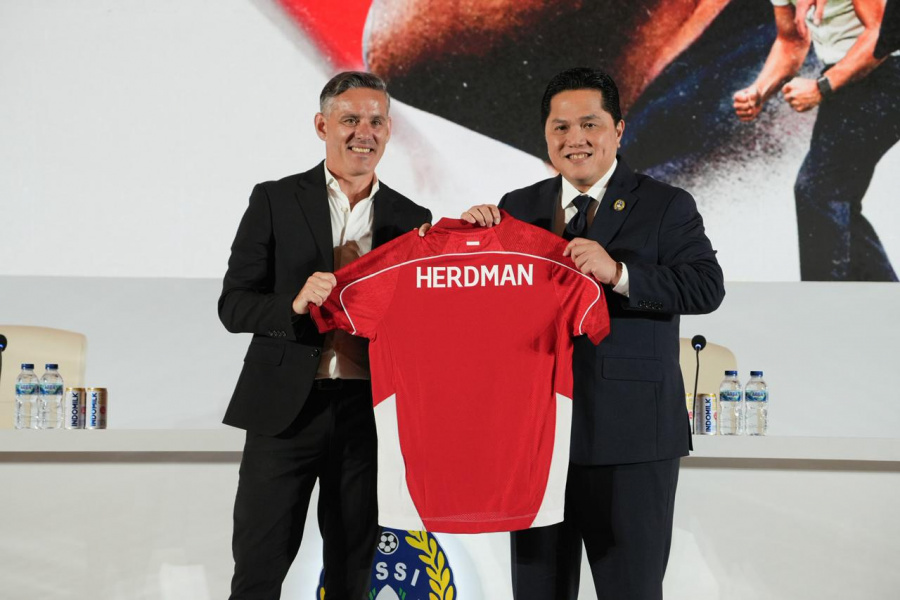 John Herdman dan Ketua Umum PSSI Erick Thohir saat perkenalan ke publik / PSSI