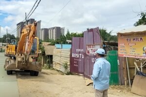 Otorita IKN melakukan penertiban dan pembongkaran terhadap 39 lokasi jual beli besi tua dan 18 warung lapo tuak ilegal / Humas Otorita IKN