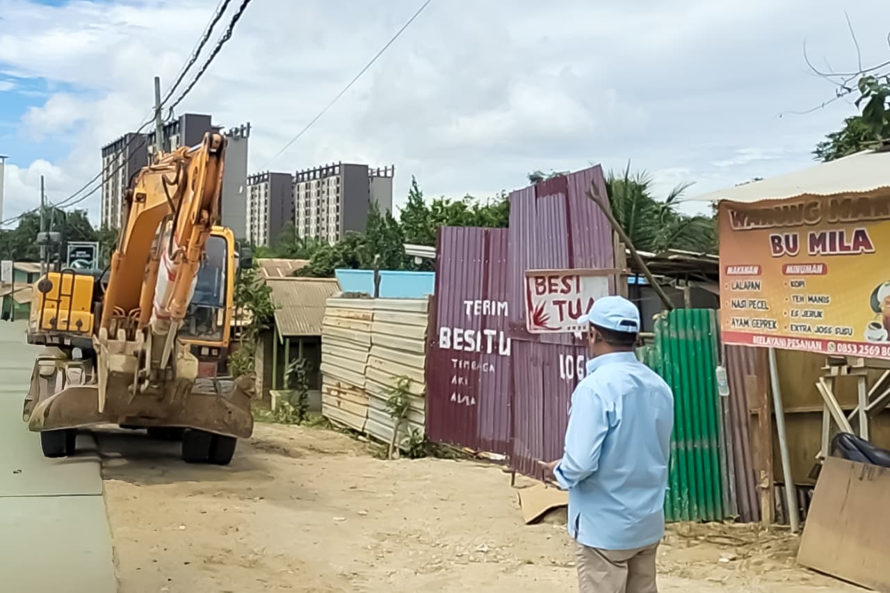 Otorita IKN melakukan penertiban dan pembongkaran terhadap 39 lokasi jual beli besi tua dan 18 warung lapo tuak ilegal / Humas Otorita IKN