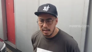 Pandji Pragiwaksono memenuhi panggilan Bareskrim Mabes Polri, Senin (2/2/2026) terkait kasus materi stand up comedy-nya yang dianggap menghina suku Toraja. [Tiara Rosana/Suara.com]