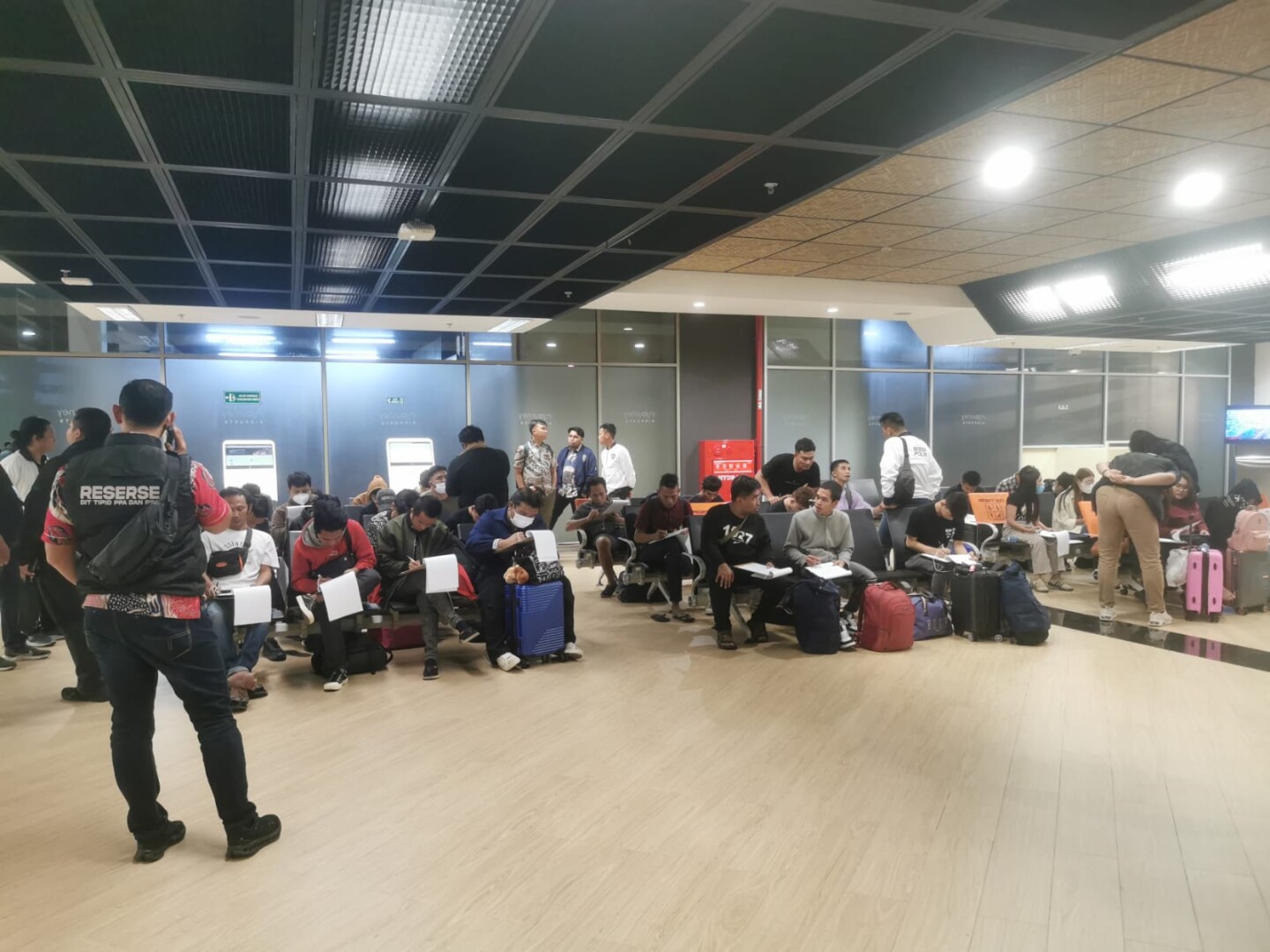 KBRI juga secara intensif berkoordinasi dengan otoritas imigrasi setempat untuk memperoleh izin keluar wilayah Kamboja serta keringanan denda keimigrasian / Kemenlu