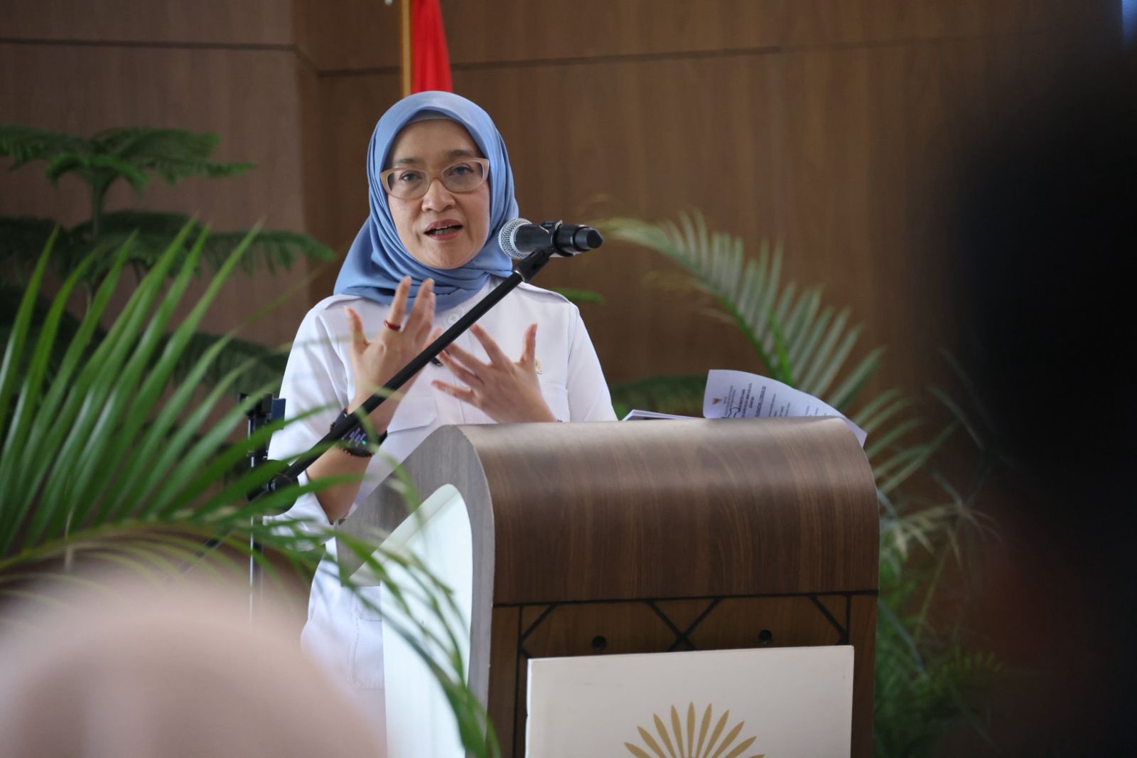 Menteri PANRB Rini Widyantini saat menjadi pembicara pada Kuliah Umum bagi ASN Otorita Ibu Kota Nusantara (OIKN) di Penajam Paser Utara, Kalimantan Timur, Jumat (13/2/2026). / PANRB