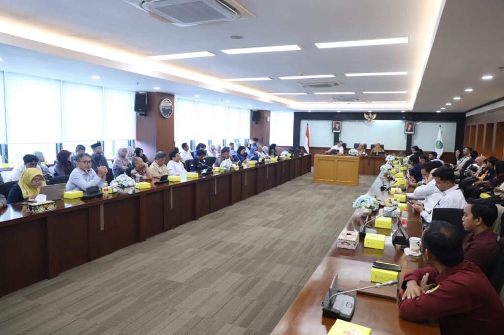Rapat Koordinasi bersama Perguruan Tinggi Negeri/Swasta membahas proses penyaluran dana GratisPol di Ruang Rapat Tepian 1 Kantor Gubernur Kaltim, Senin (2/2/2026). / Pemprov