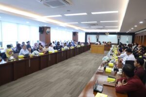 Rapat Koordinasi bersama Perguruan Tinggi Negeri/Swasta membahas proses penyaluran dana GratisPol di Ruang Rapat Tepian 1 Kantor Gubernur Kaltim, Senin (2/2/2026). / Pemprov