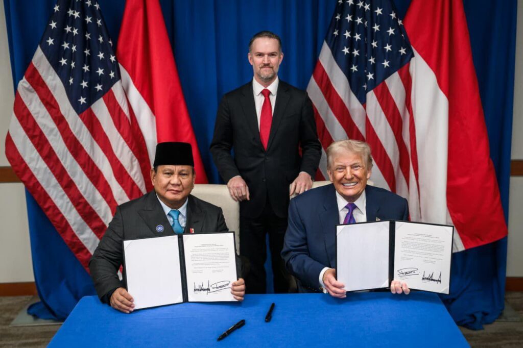 Presiden Prabowo Subianto dan Presiden Amerika Serikat Donald Trump menandatangani perjanjian perdagangan bersejarah di Washington, D.C., Amerika Serikat, Kamis (19/02/2026) / Setneg