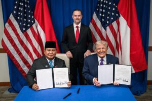 Presiden Prabowo Subianto dan Presiden Amerika Serikat Donald Trump menandatangani perjanjian perdagangan bersejarah di Washington, D.C., Amerika Serikat, Kamis (19/02/2026) / Setneg