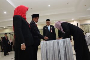 Sekretaris Daerah (Sekda) Provinsi Kaltim, Sri Wahyuni, resmi mengambil sumpah dan melantik 33 Pegawai Negeri Sipil (PNS) ke dalam Jabatan Fungsional