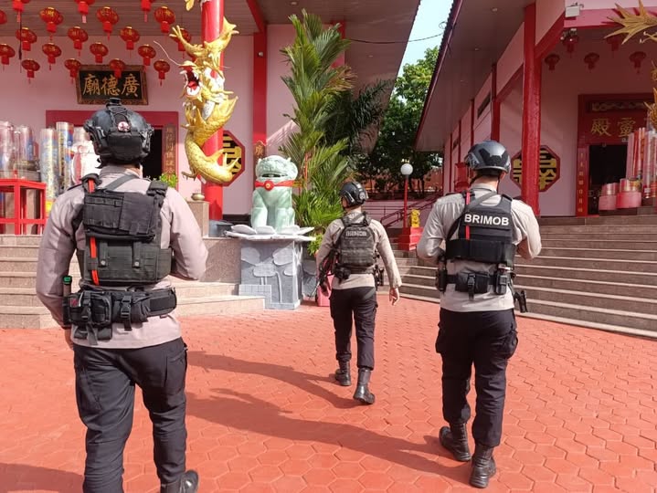 Detasemen Gegana Satuan Brimob Polda Kaltim diterjunkan langsung untuk melakukan pengamanan dan sterilisasi di area rumah ibadah / Polda