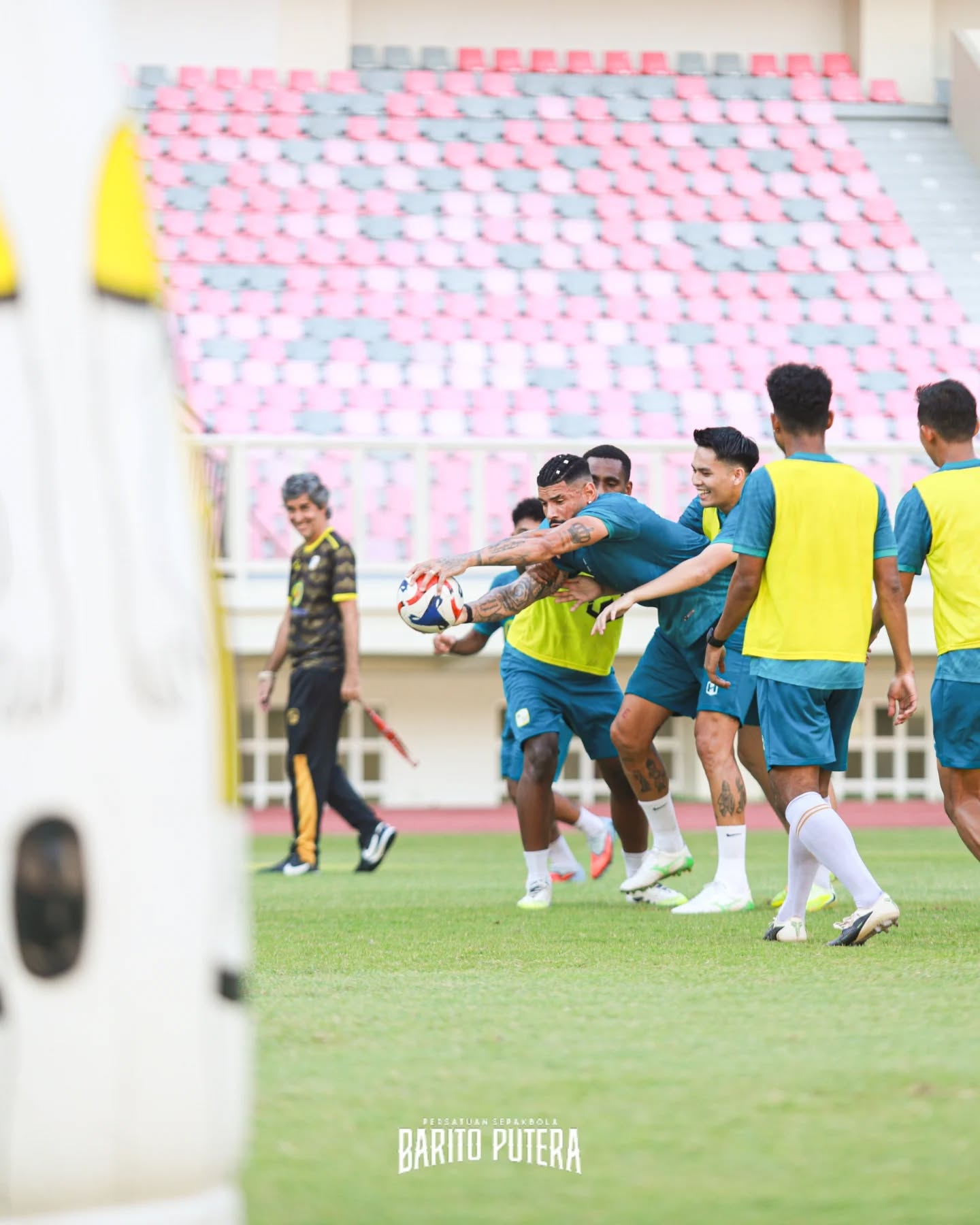 Stefano “Teco” Cugurra memimpin latihan skuat Barito Putera / FB Barito Putera