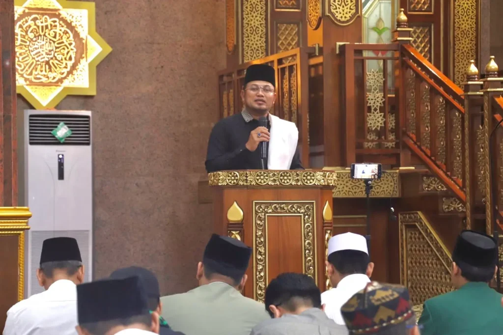 Hari pertama pelaksanaan Safari Ramadhan, Gubernur Kaltim Rudy Mas’ud (Harum) melaksanakan Gerakan Shalat Subuh Berjamaah di Masjid Nurul Mu’minin Permprov Kaltim Samarinda, Jumat (20/2) / Pemprov ? Hamid
