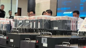 Dittipidsiber Bareskrim Polri mengungkap kasus *phishing* e-tilang palsu yang dikendalikan WN China, menangkap lima WNI operatornya. (Suara.com/Yasir)