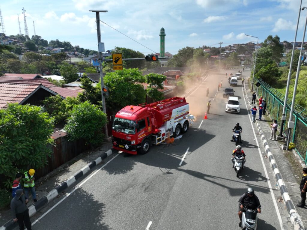 Petugas gabungan melakukan pengamanan area saat simulasi penanggulangan insiden mobil tangki di kawasan Panorama, Balikpapan (3/2/2026).