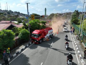 Petugas gabungan melakukan pengamanan area saat simulasi penanggulangan insiden mobil tangki di kawasan Panorama, Balikpapan (3/2/2026).