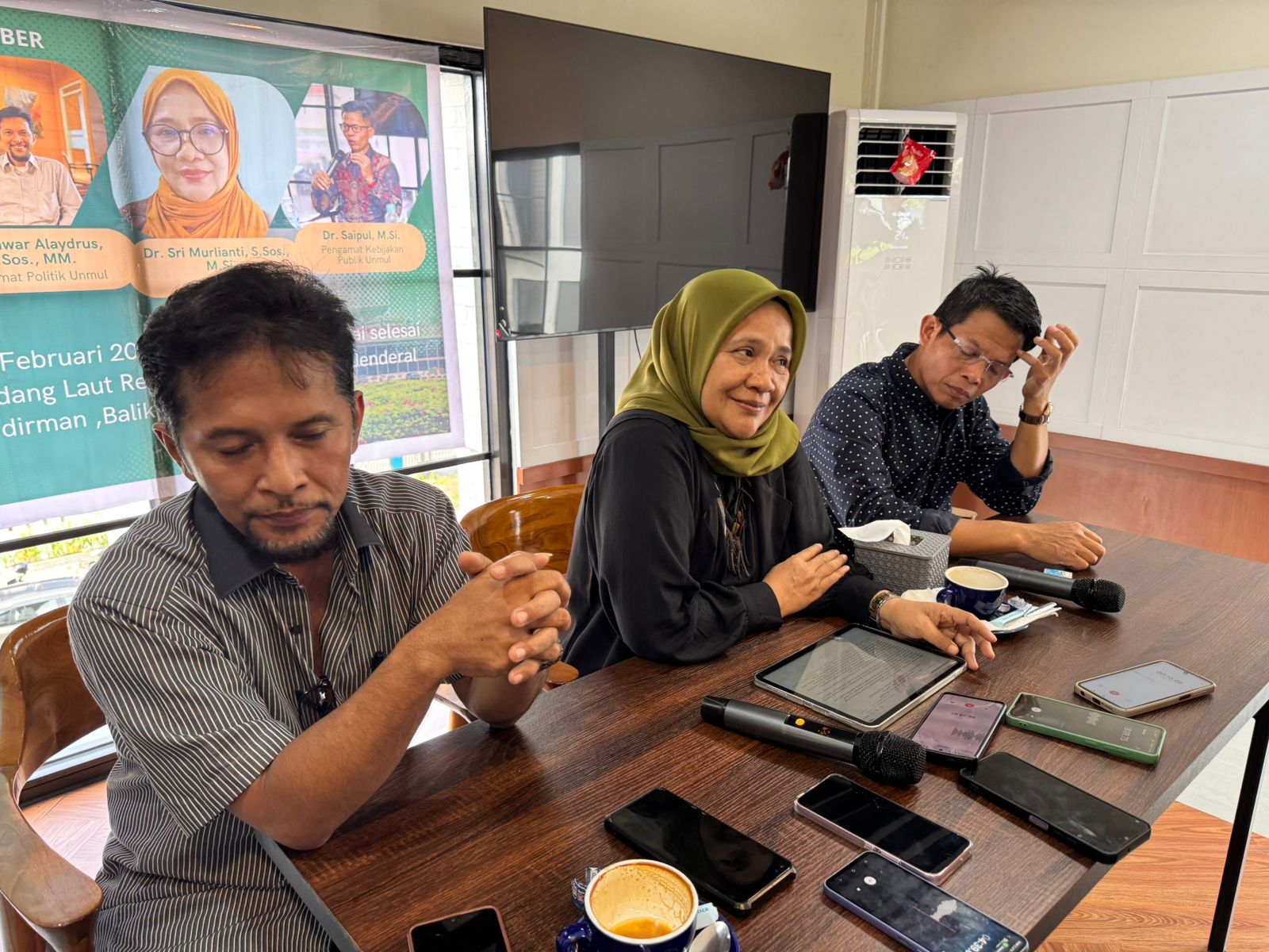 Tiga akademisi Universitas Mulawarman berdialog soal wacana perubahan sistem Pilkada dalam forum diskusi di Balikpapan.