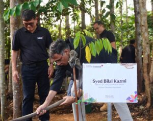 Director & Chief Commercial Officer Indosat Ooredoo Hutchison, Syed Bilal Kazmi, melakukan penanaman pohon di kawasan Ibu Kota Nusantara (IKN) sebagai dukungan terhadap konsep kota hijau dan pembangunan berkelanjutan.