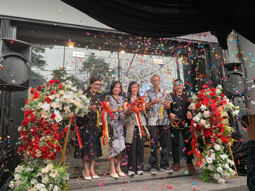 Suasana peresmian MODENA Home Center Balikpapan di Ruhui Rahayu ditandai dengan pengguntingan pita dan taburan konfeti, Kamis (6/2/2026).