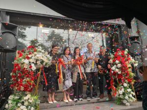 Suasana peresmian MODENA Home Center Balikpapan di Ruhui Rahayu ditandai dengan pengguntingan pita dan taburan konfeti, Kamis (6/2/2026).