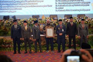 Pertamina Patra Niaga Refinery Unit Balikpapan menerima penghargaan Balikpapan CSR Awards 2026 kategori Peningkatan Kualitas Pendidikan atas program Rumah Berseri