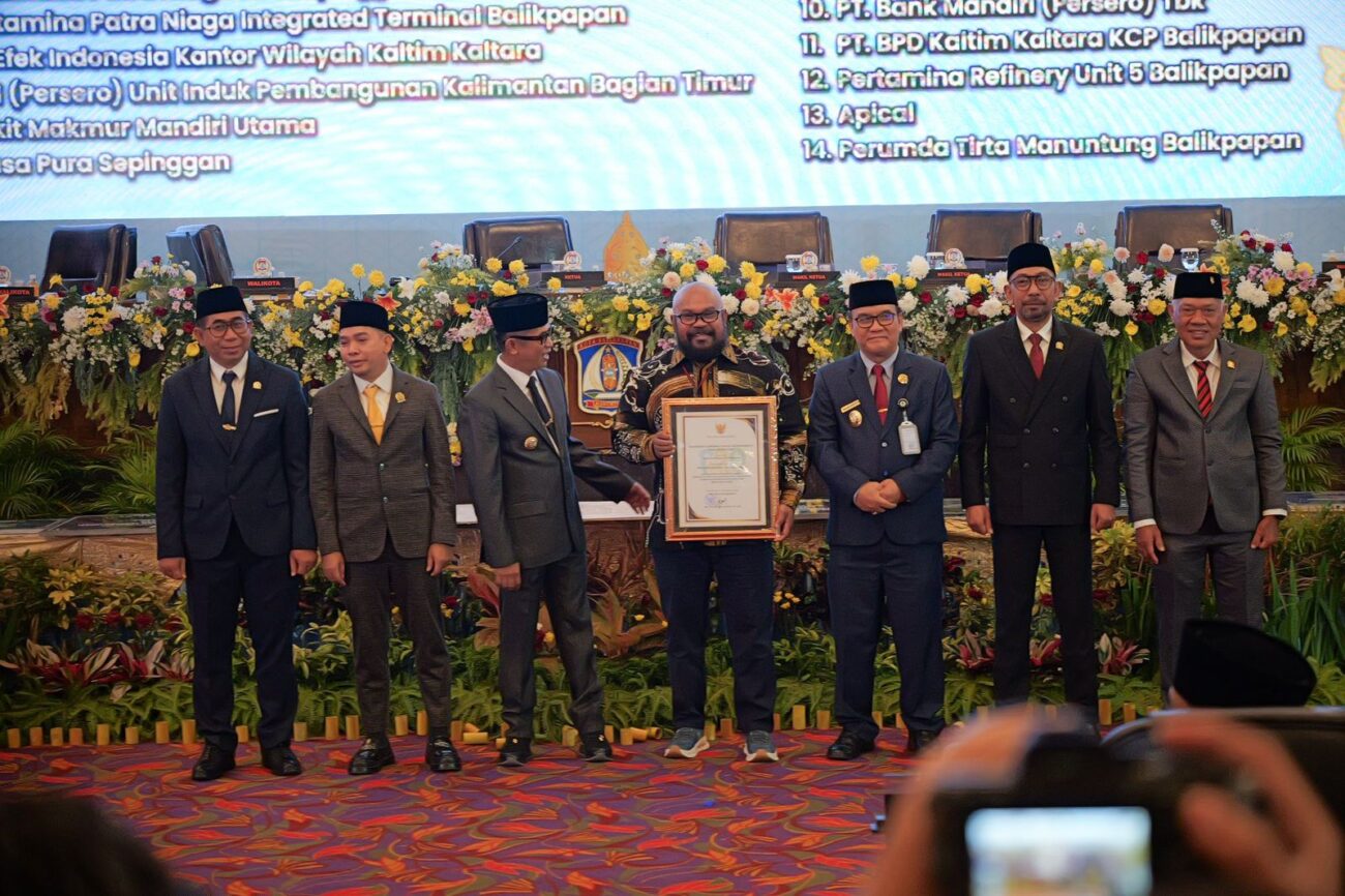 Pertamina Patra Niaga Refinery Unit Balikpapan menerima penghargaan Balikpapan CSR Awards 2026 kategori Peningkatan Kualitas Pendidikan atas program Rumah Berseri