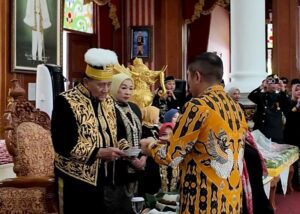 PT KPB menyerahkan ucapan selamat dalam peringatan Hari Kaseh Selamat Sultan Kutai Kartanegara Ing Martadipura di Kedaton Kutai Kartanegara.