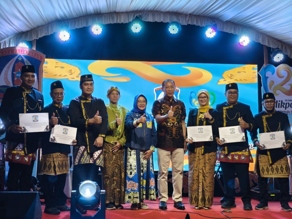 Penyerahan bantuan operasional rumah maggot kepada KSM di Kecamatan Balikpapan Kota, bertepatan dengan Syukuran HUT ke-129 Kota Balikpapan.