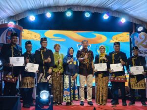 Penyerahan bantuan operasional rumah maggot kepada KSM di Kecamatan Balikpapan Kota, bertepatan dengan Syukuran HUT ke-129 Kota Balikpapan.