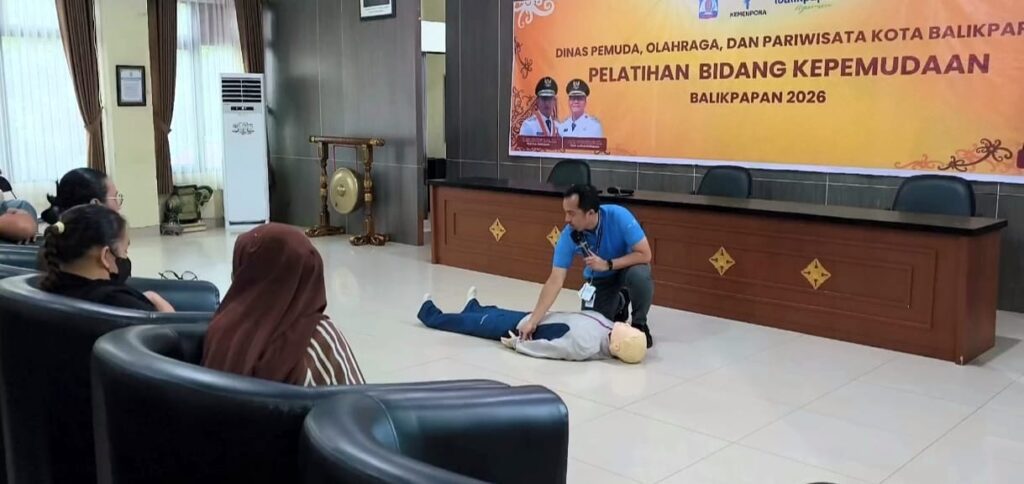 Simulasi Bantuan Hidup Dasar (BHD) dalam Pelatihan Bidang Kepemudaan yang digelar Disporapar Balikpapan 2026, peserta diajarkan teknik penanganan korban henti jantung sebelum tenaga medis tiba.