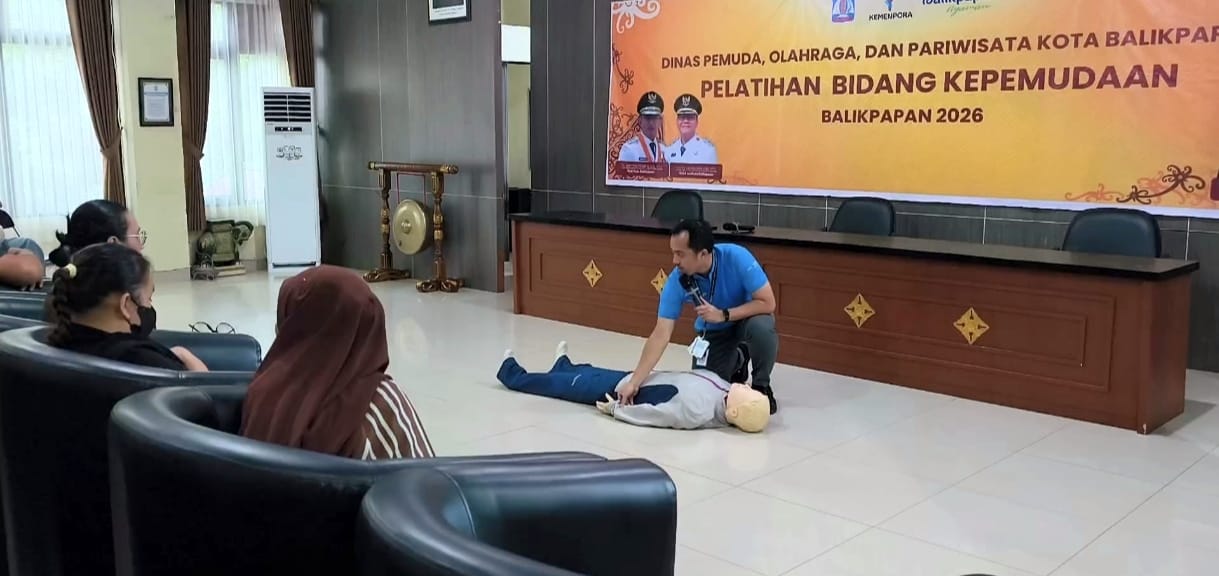 Simulasi Bantuan Hidup Dasar (BHD) dalam Pelatihan Bidang Kepemudaan yang digelar Disporapar Balikpapan 2026, peserta diajarkan teknik penanganan korban henti jantung sebelum tenaga medis tiba.