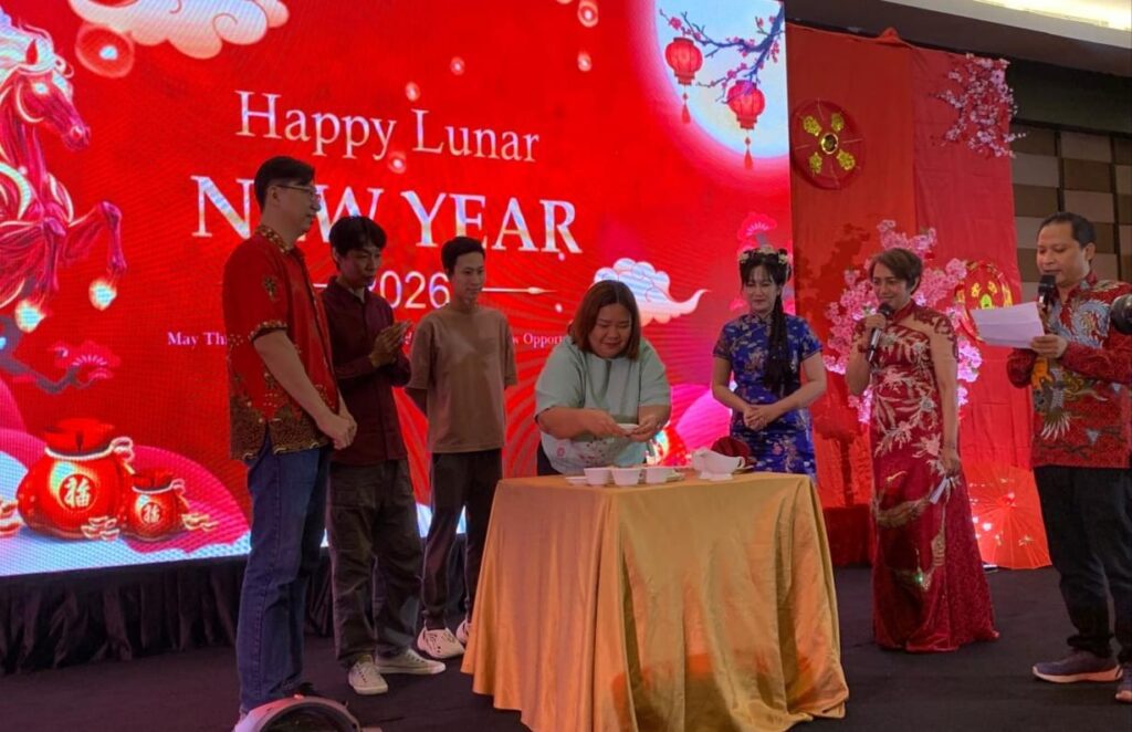 Perayaan Imlek 2026 di Swiss-Belhotel Balikpapan berlangsung meriah, dengan prosesi tradisi yusheng yang diikuti para tamu di atas panggung sebelum puncak acara malam pergantian tahun.