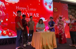 Perayaan Imlek 2026 di Swiss-Belhotel Balikpapan berlangsung meriah, dengan prosesi tradisi yusheng yang diikuti para tamu di atas panggung sebelum puncak acara malam pergantian tahun.