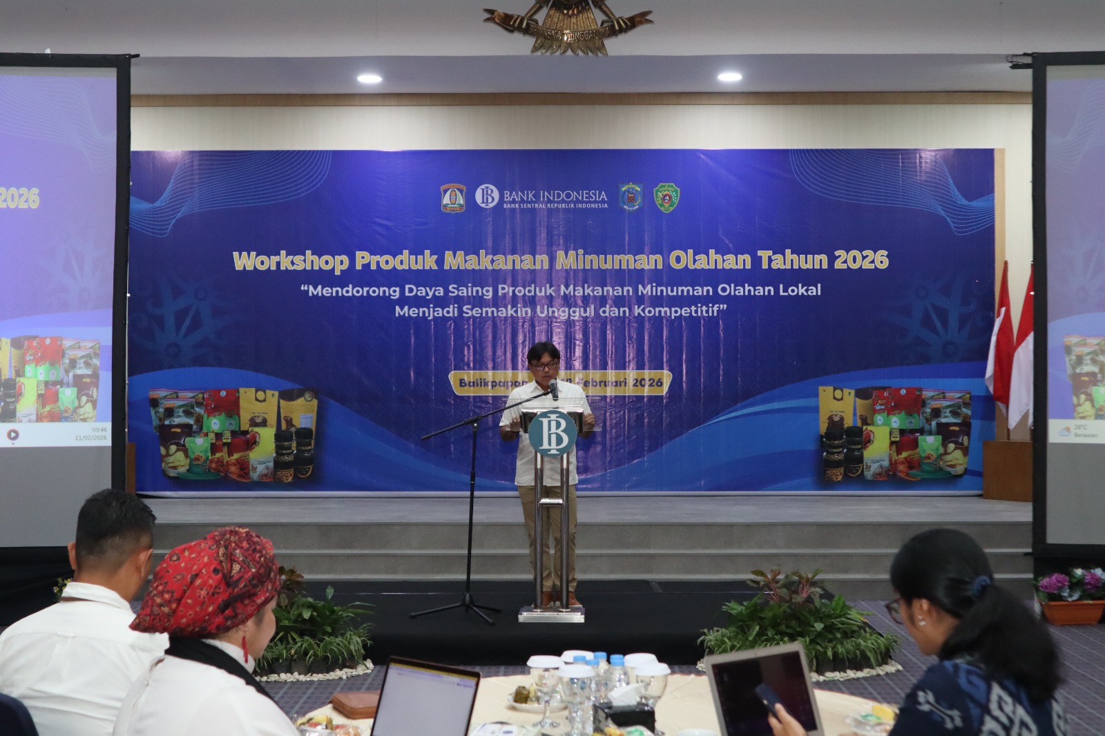 Perwakilan Bank Indonesia Balikpapan menyampaikan sambutan saat Workshop Produk Makanan Minuman Olahan Tahun 2026, yang digelar untuk mendorong daya saing UMKM lokal agar makin unggul dan kompetitif.