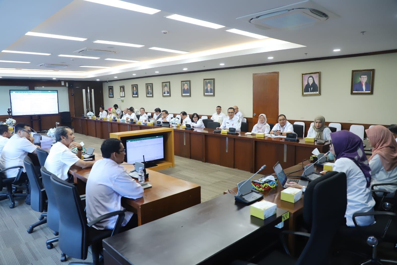 Pemerintah Provinsi Kalimantan Timur mematangkan rangkaian agenda Safari Ramadan Gubernur dan Wakil Gubernur Kaltim Tahun 2026 melalui rapat persiapan yang digelar di Ruang Rapat Tepian II Kantor Gubernur Kaltim, Rabu (18/2/2026)