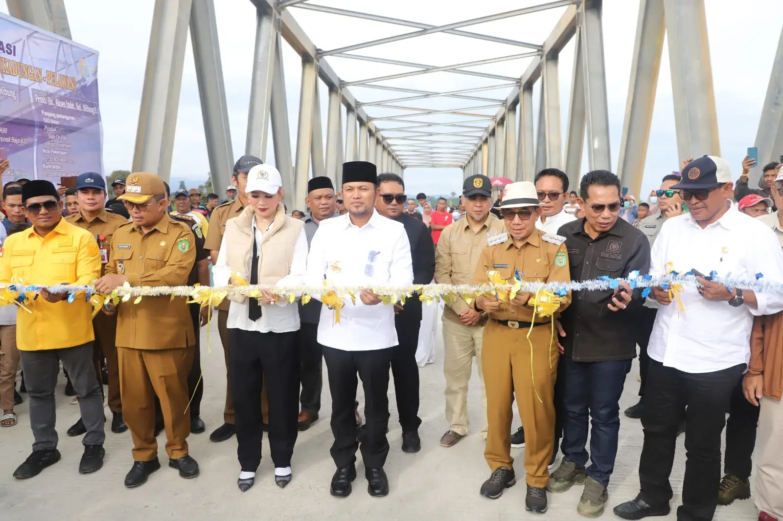 Gubernur Kalimantan Timur, Rudy Mas'ud (Harum) saat meresmikan jembatan Sungai Nibung yang terletak di Desa Pelawan, Kecamatan Kaubun, Kabupaten Kutai Timur, Selasa (24/2/2026) / Pemprov