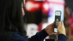 Telkomsel resmi menerapkan registrasi nomor seluler berbasis biometrik pengenalan wajah. Langkah strategis ini menegaskan komitmen Telkomsel untuk mendukung program Senyum Nyaman dengan Biometrik (SEMANTIK) Komdigi