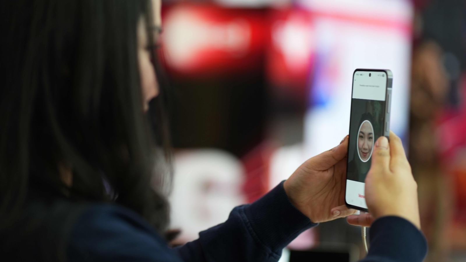 Telkomsel resmi menerapkan registrasi nomor seluler berbasis biometrik pengenalan wajah. Langkah strategis ini menegaskan komitmen Telkomsel untuk mendukung program Senyum Nyaman dengan Biometrik (SEMANTIK) Komdigi
