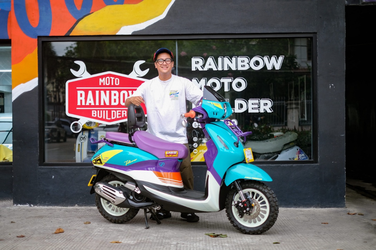 Adega Anggayasta berpose bersama Yamaha Grand Filano Hybrid garapan Rainbow Moto Builder yang mengusung konsep Urban Rally bergaya retro 80-an.