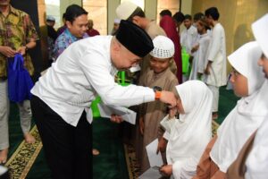 General Manager Bandara SAMS Sepinggan, R. Iwan Winaya Mahdar, menyerahkan santunan secara langsung kepada anak panti asuhan dalam kegiatan buka puasa bersama di Masjid As-Salaam Bandara, Rabu (26/2/2026).