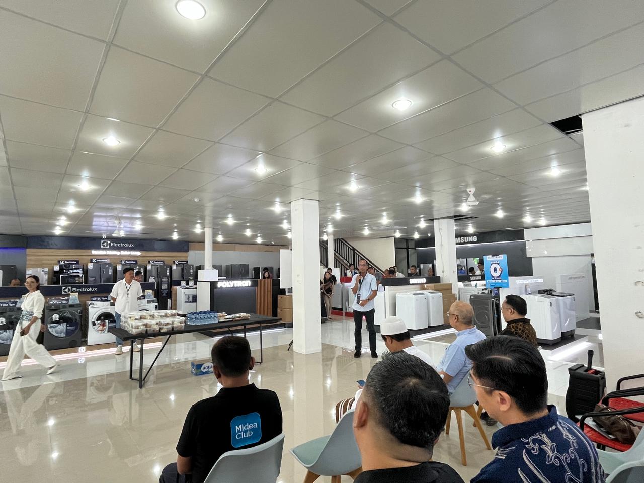 Peresmian gerai baru UFO Elektronik di Balikpapan, Jumat (27/2/2025).