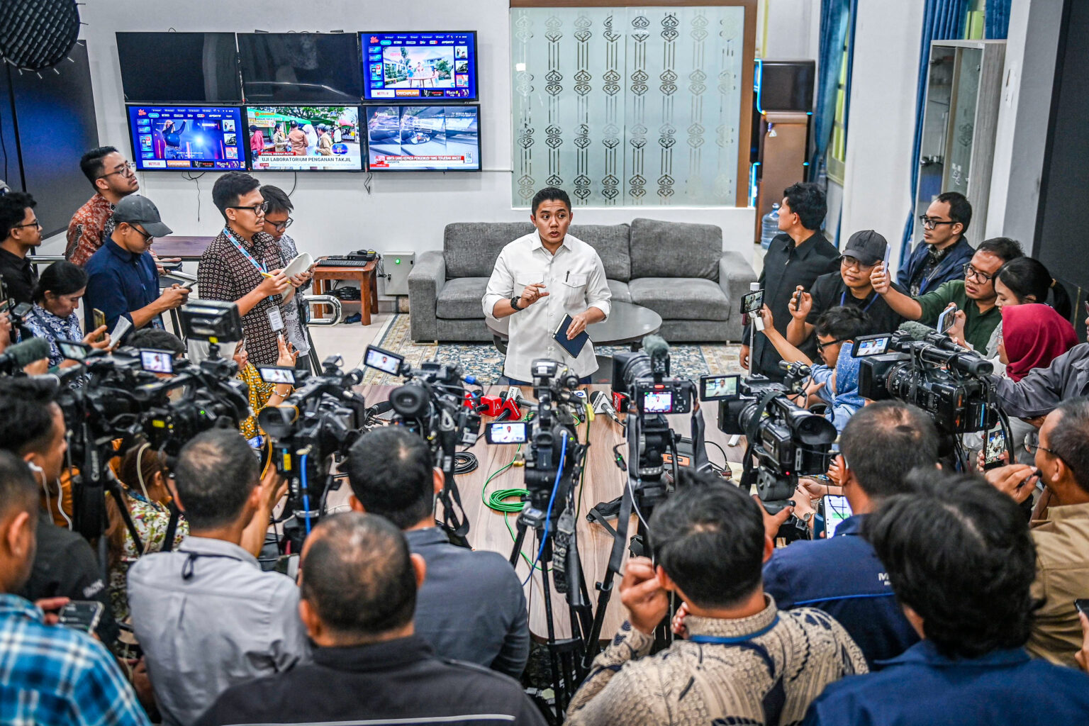 Sekretaris Kabinet (Seskab) Teddy Indra Wijaya menyampaikan keterangan pers di hadapan awak media di lingkungan Istana Kepresidenan Jakarta, pada Jumat, 27 Februari 2026. (Foto: Istimewa)
