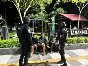 Tim Raimas Satuan Samapta Polresta Balikpapan menyisir sejumlah titik rawan demi memastikan kota tetap aman dan kondusif hingga pagi