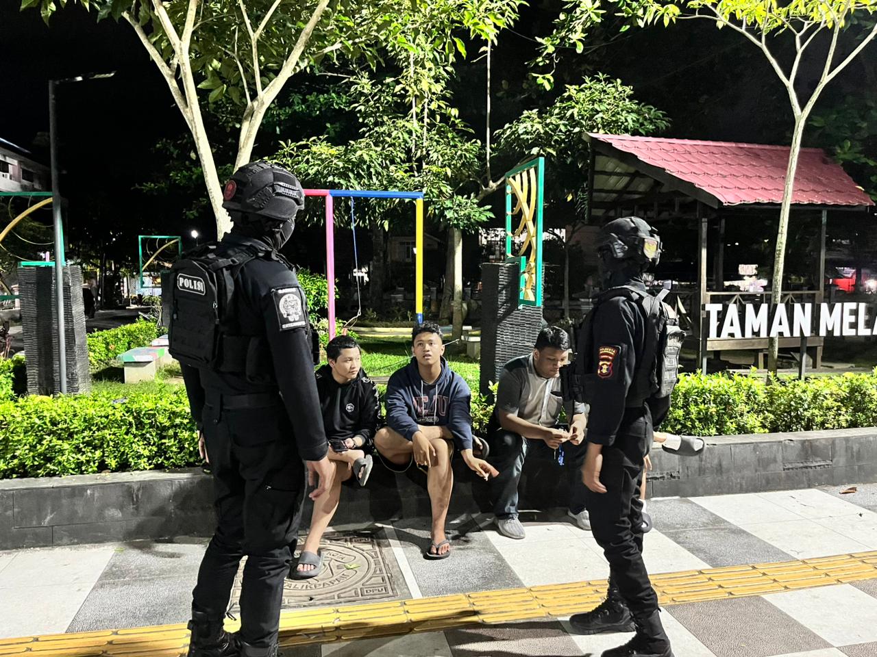 Tim Raimas Satuan Samapta Polresta Balikpapan menyisir sejumlah titik rawan demi memastikan kota tetap aman dan kondusif hingga pagi