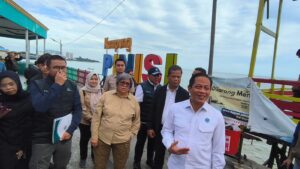 Menteri Lingkungan Hidup Hanif Faisol Nurofiq saat mengunjungi Kampung Pinisi Klandasan Balikpapan Kota