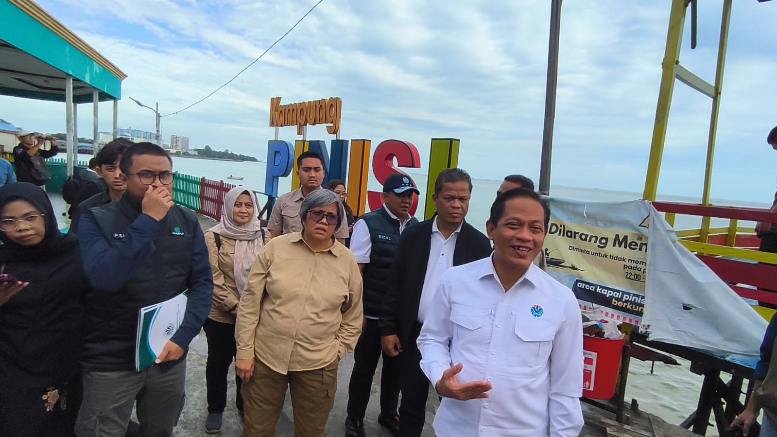 Menteri Lingkungan Hidup Hanif Faisol Nurofiq saat mengunjungi Kampung Pinisi Klandasan Balikpapan Kota