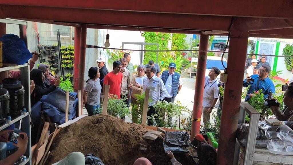 Menteri Lingkungan Hidup Hanif Faisol Nurofiq saat mengunjungi Kampung Bungas di RT 69 Kelurahan GSI Balikpapan Tengah