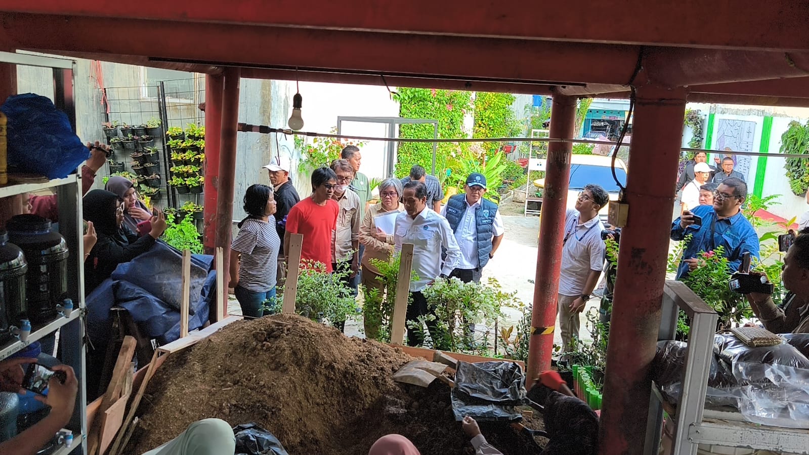 Menteri Lingkungan Hidup Hanif Faisol Nurofiq saat mengunjungi Kampung Bungas di RT 69 Kelurahan GSI Balikpapan Tengah