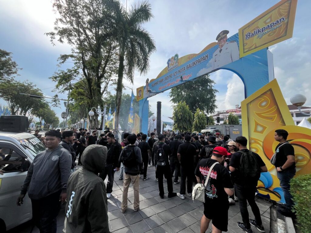 Bertepatan dengan HUT Kota Balikpapan ke-129, mahasiswa yang tergabung dalam Aliansi Balikpapan melakukan aksi damai di depan Kantow Wali Kota