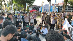 Asisten I Sekretariat Daerah Kota Balikpapan, Zulkifli, saat menemui mahasiswa yang melakukan aksi demo