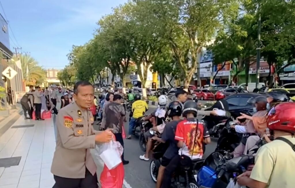 Kapolresta Balikpapan, Kombes Pol Jerrold Hendra Yosef Kumontoy membagikan takjil gratis bagi pengendara